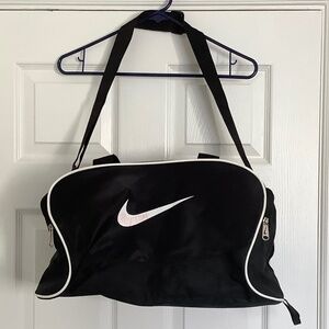 Used NIKE UNISEX GYM TRAVEL BUFFLE SHOULDER TOTE BLACK BAG polyester nylon flaw